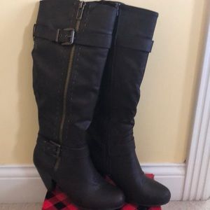 Zipper detailed boots